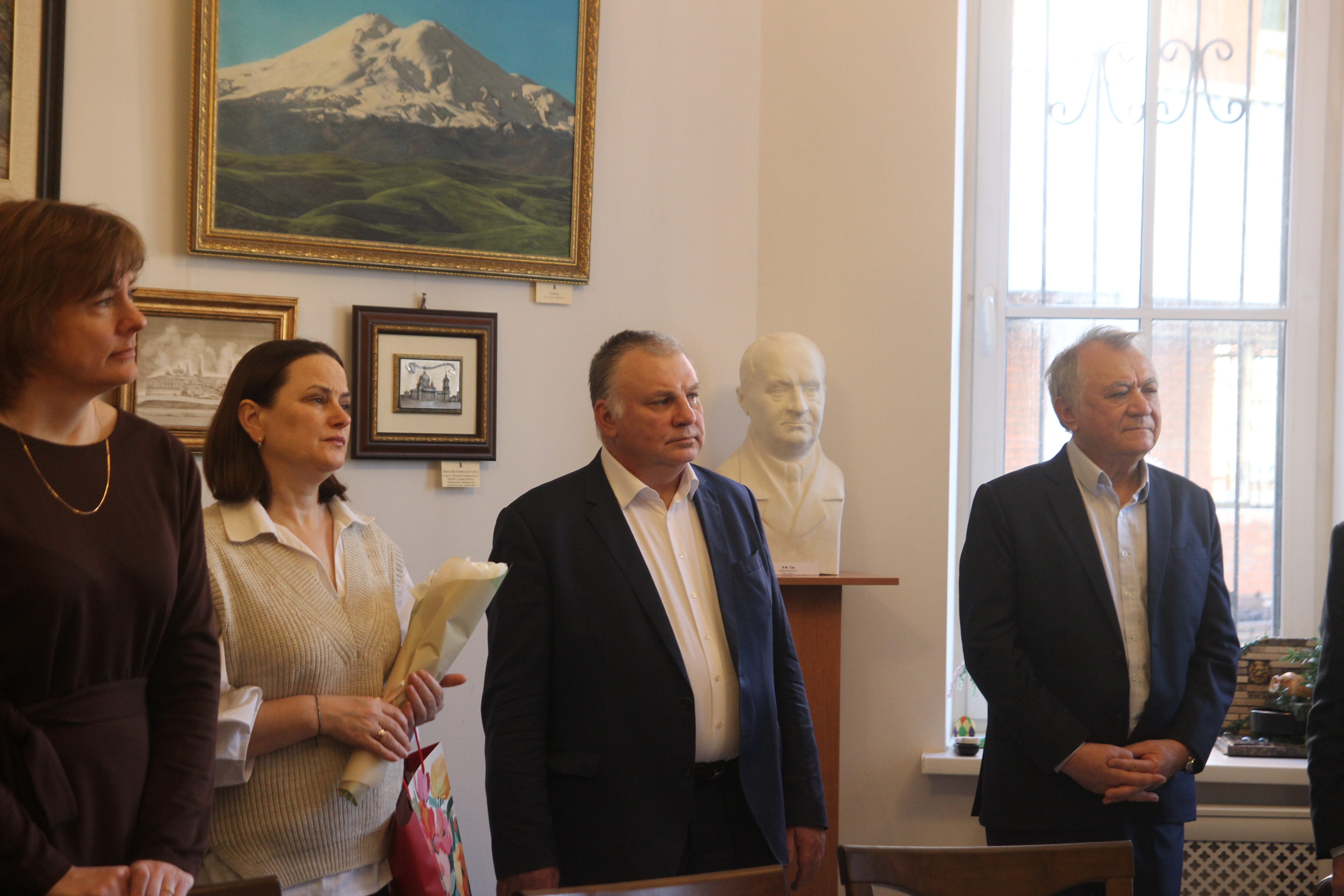 Ректор на открытии выставки 