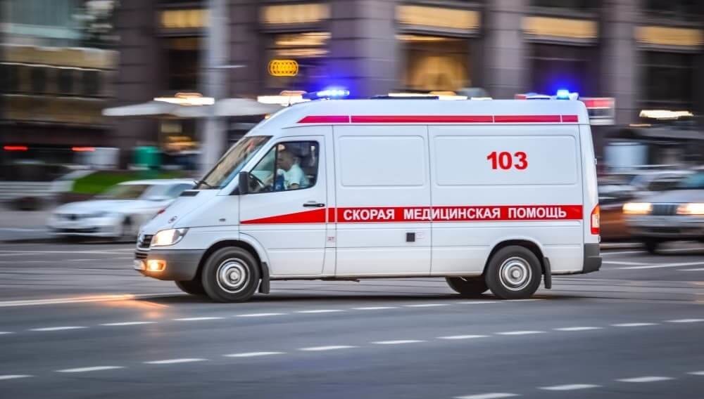 В Педиатрический университет доставили школьницу с открытой раной века после игры с палкой