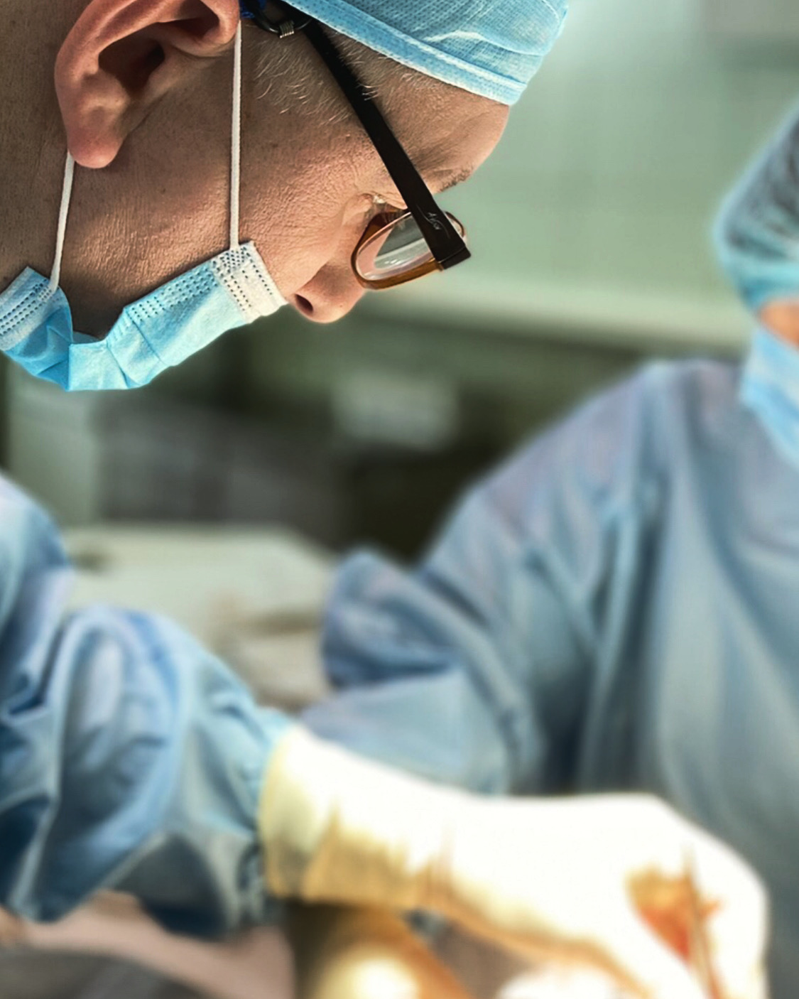 Оперирует профессор Лебедев