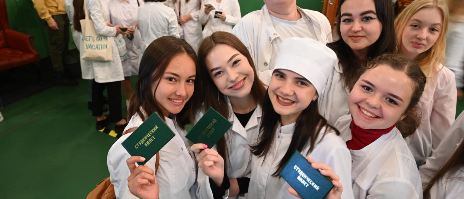 <em>Абитуриентам</em><br>Бакалавриат, специалитет, магистратура