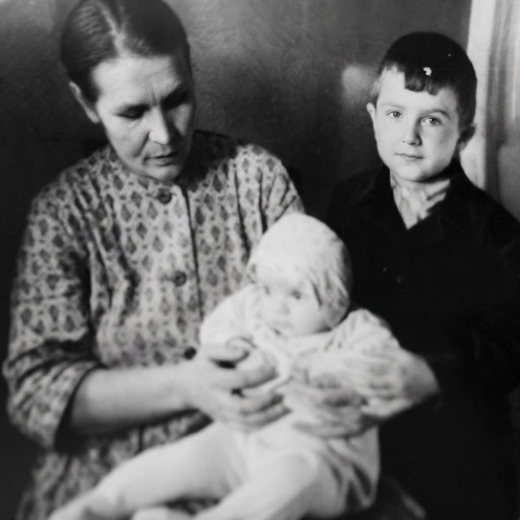 Татьяна с мамой и старшим братом 