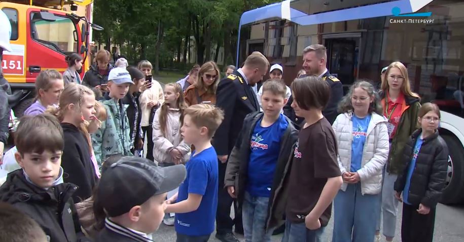 «Горэлектротранс» показал пациентам Педиатрического университета выставку с «Носорогом»