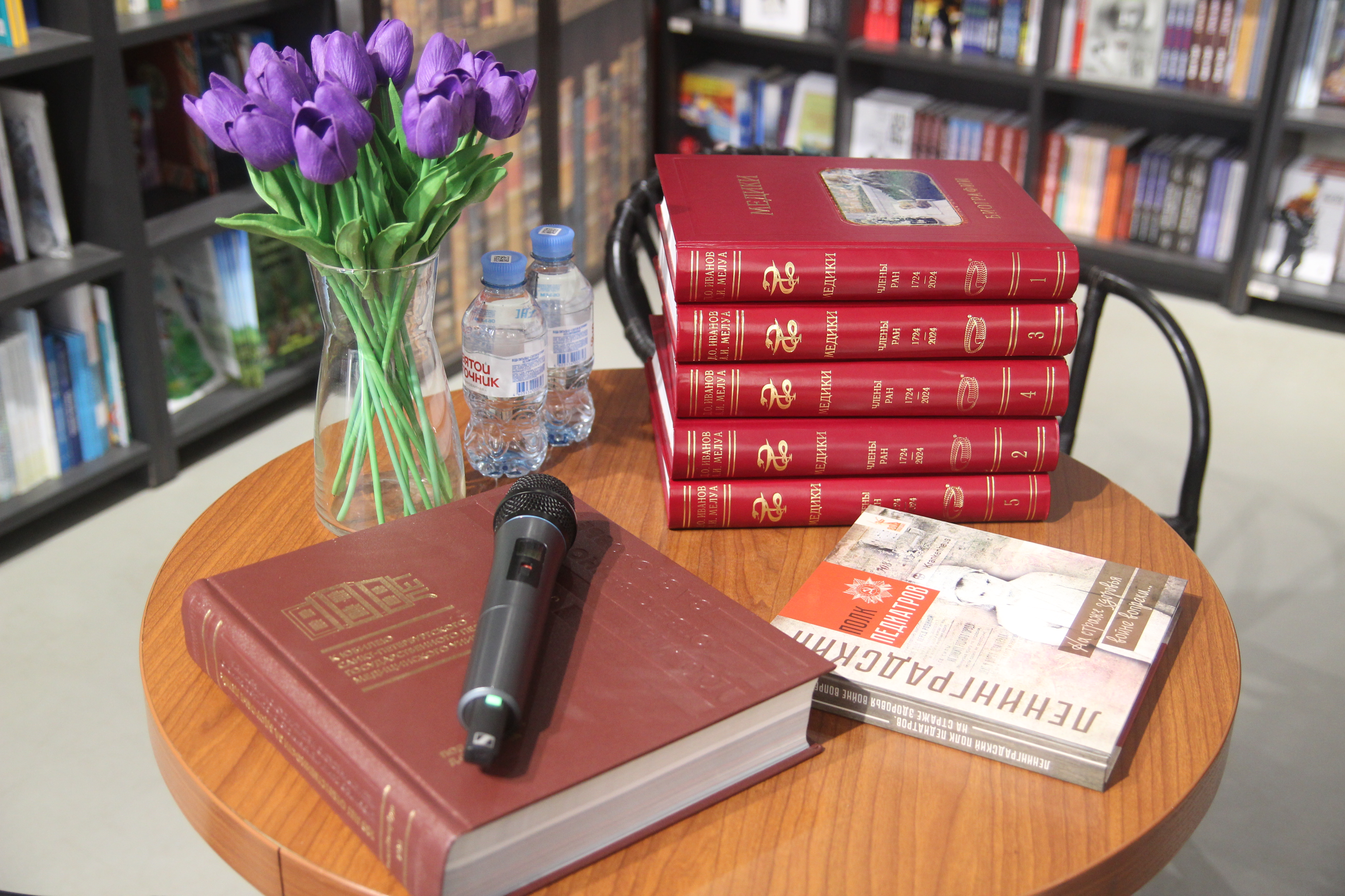 «Это наша история»: ректор Педиатрического университета Дмитрий Иванов встретился с читателями в «Книжной лавке писателя»