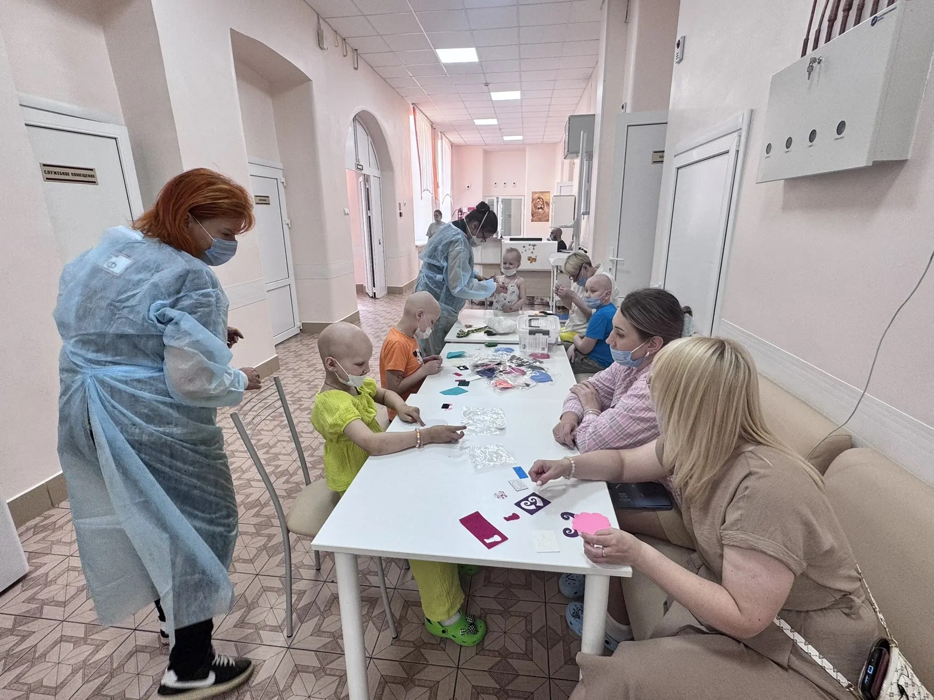 Косатку, мухомор и белого медведя из фетра сшили пациенты онкогематологического отделения клиники Педиатрического университета