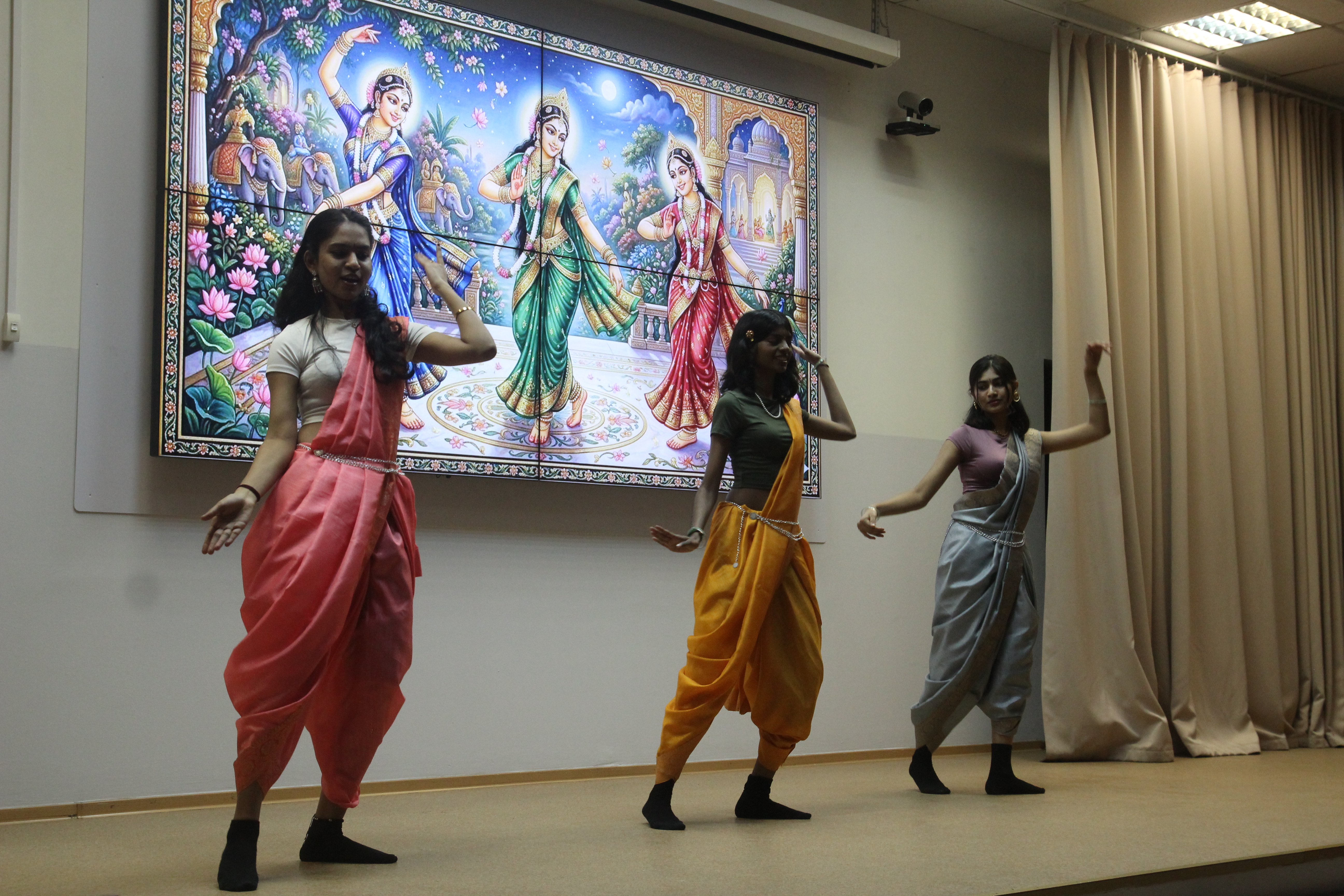 В Педиатрическом университете прошел ежегодный фольклорный фестиваль «Краски мира»