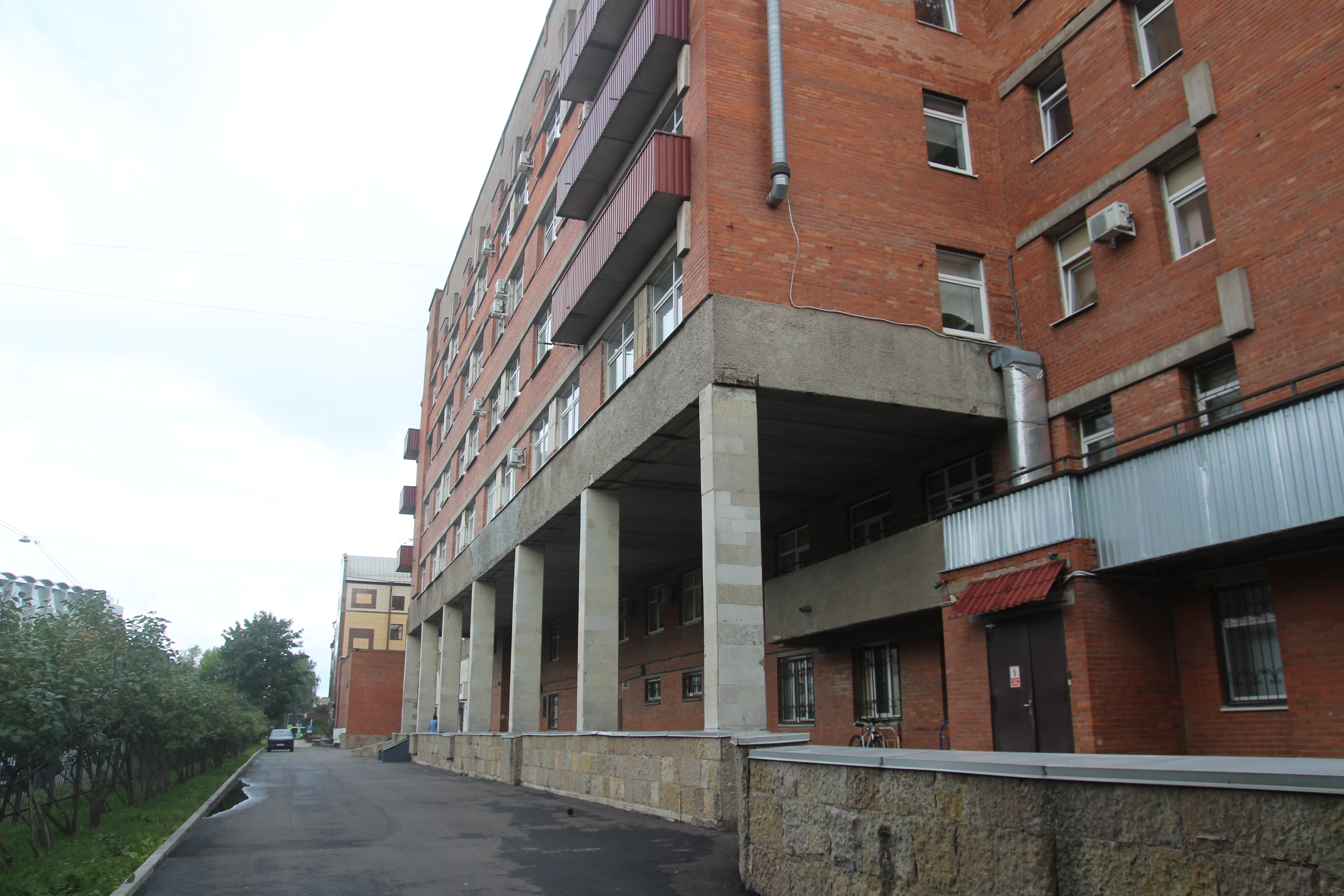 Врачи Педиатрического университета оказали помощь подростку, в руке которого взорвалась шариковая ручка