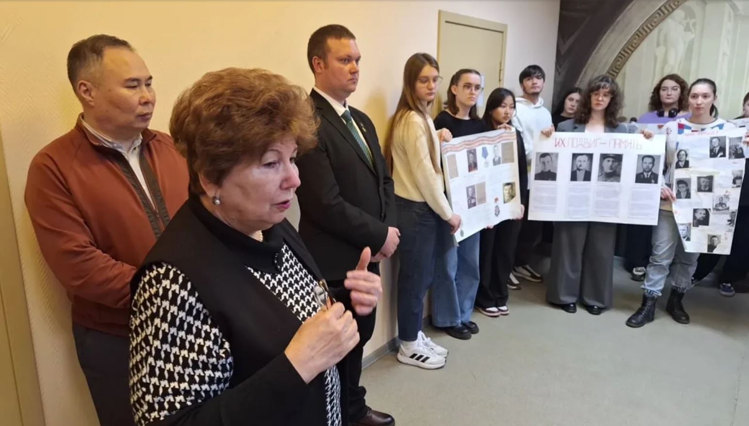 Первокурсники Педиатрического университета вышли с плакатами, чтобы почтить память героев Великой Отечественной войны